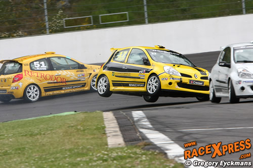 kamikaze actie van Nick Jones